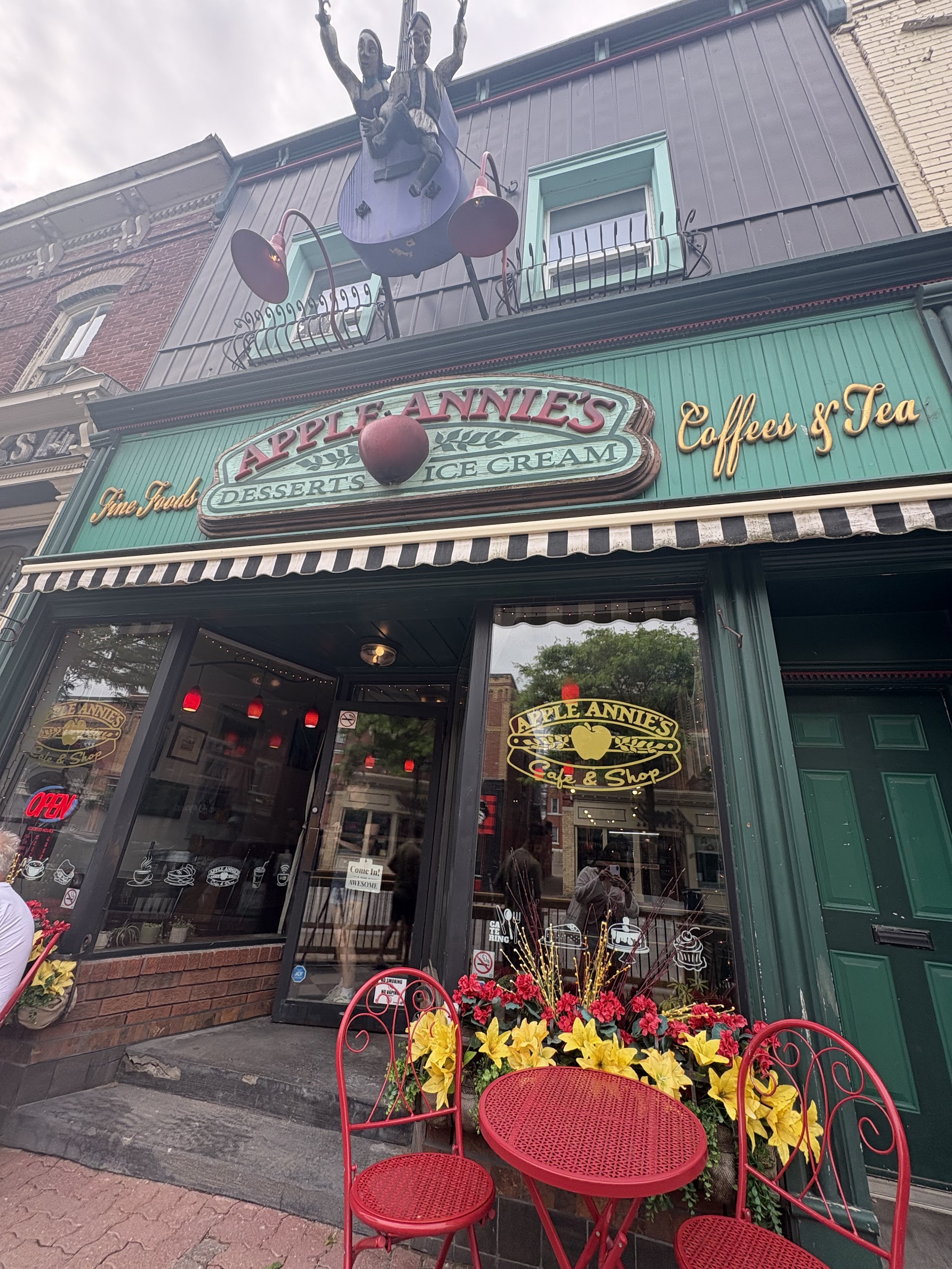 Apple Annie's storefront on Mississaga Street